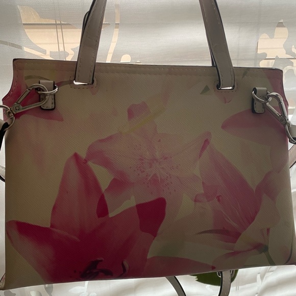 Guess - Picture 2 of 7